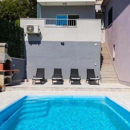 2m With Pool Salona