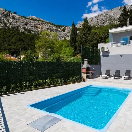 2m With Pool * Salona