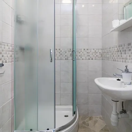 Feriehus 2m With Pool Solin