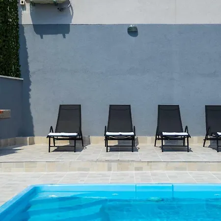 2m With Pool Feriehus *