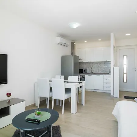 Feriehus 2m With Pool Solin